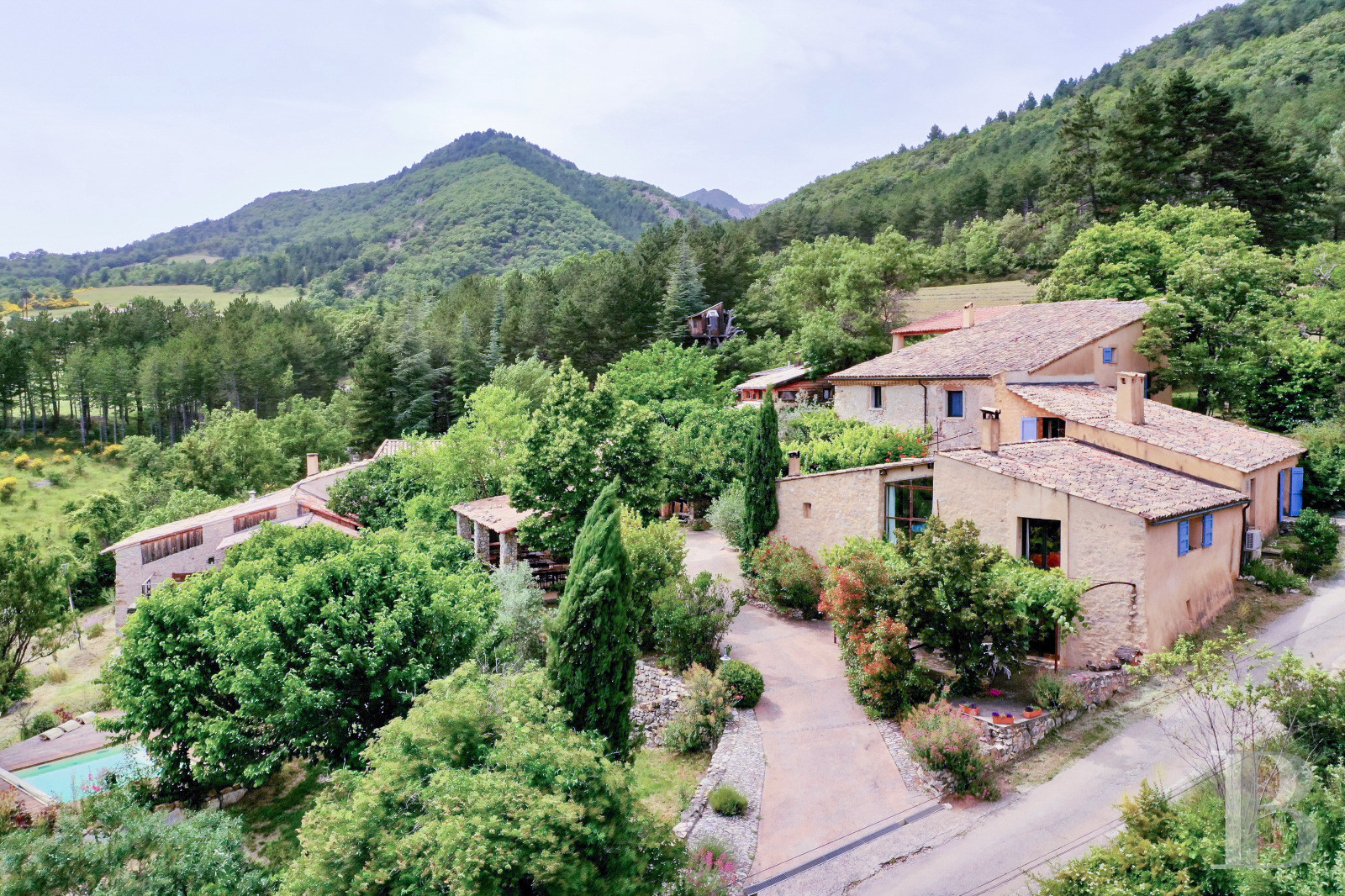 Dans les Alpes-de-Haute-Provence, à l’ouest de Sisteron, un mas du 17e siècle face à la montagne de Lure - photo  n°41
